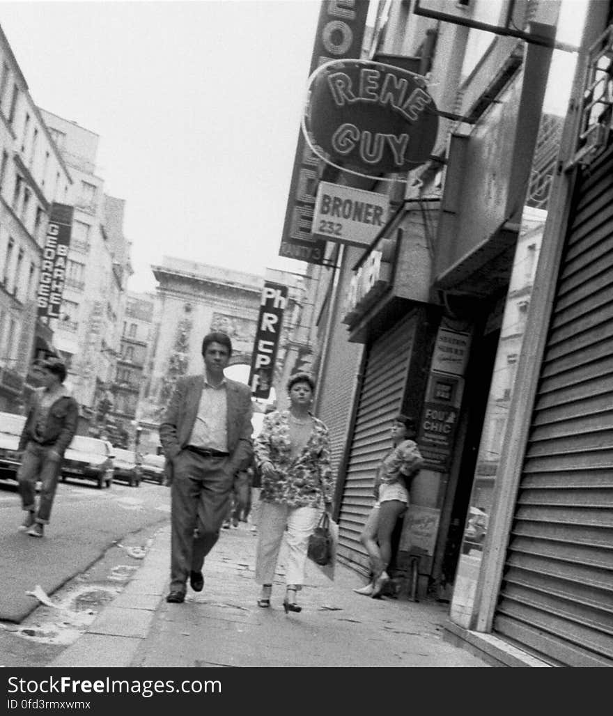 ces photos capturées à la volé sans viser sur négatif argentique noir et blanc j&#x27;habitais alors en région parisienne. ces photos capturées à la volé sans viser sur négatif argentique noir et blanc j&#x27;habitais alors en région parisienne