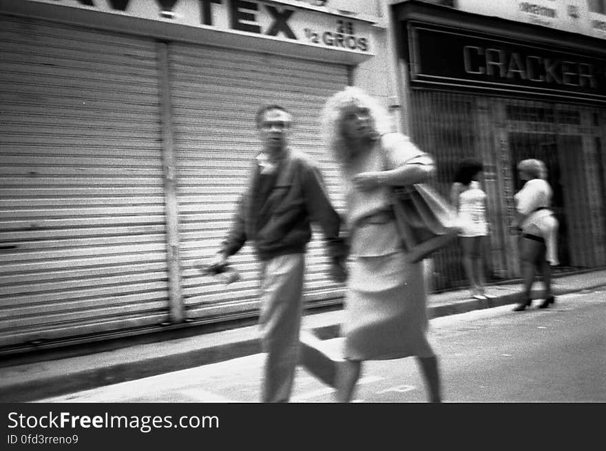 ces photos capturÃ©es Ã  la volÃ© sans viser sur nÃ©gatif argentique noir et blanc j&#x27;habitais alors en rÃ©gion parisienne. ces photos capturÃ©es Ã  la volÃ© sans viser sur nÃ©gatif argentique noir et blanc j&#x27;habitais alors en rÃ©gion parisienne