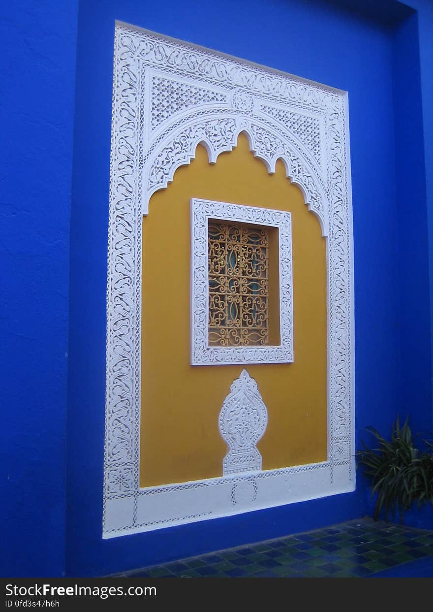 Le jardin Majorelle est un jardin botanique touristique inspirÃ© de jardin islamique d&#x27;environ 300 espÃ¨ces sur prÃ¨s d&#x27;un hectare Ã  Marrakech au Maroc et un musÃ©e de la culture berbÃ¨re. Il porte le nom de son fondateur, l&#x27;artiste peintre franÃ§ais Jacques Majorelle &#x28;1886-1962&#x29;, qui l&#x27;a crÃ©Ã© en 1931. AchetÃ© par Yves Saint Laurent et Pierre BergÃ© en 1980, il appartient Ã  ce jour Ã  la Fondation Pierre BergÃ© â€“ Yves Saint Laurent et la maison est labellisÃ©e Maisons des Illustres depuis 2011. fr.wikipedia.org/wiki/Jardin_Majorelle This is a FREE photo! Yes, all the photos in my gallery are free! :&#x29; You can download it at full resolution &#x28;check the â€œall sizesâ€ option&#x29; and do whatever you want with it: share it, adapt it and/or combine it with other material and distribute the resulting works. Please give photo credits to â€œCarlos ZGZâ€ and put a link to this page. Iâ€™ll be very happy to know that this photo has been useful to someone, so donâ€™t hesitate to tell me about your use &#x28;and I will place here a link to it if you wish&#x29;! __ Â¡Esta es una foto LIBRE! Â¡SÃ­, todas las fotos de mi galerÃ­a son libres! :&#x29; Puedes descargÃ¡rtela en plena resoluciÃ³n &#x28;usa la opciÃ³n â€œall sizesâ€&#x29; y hacer lo que quieras con ella: compartirla tal cual, modificarla a tu gusto y/o combinarla con otro material y distribuir el resultado. Por favor, si utilizas esta foto dale el crÃ©dito a â€œCarlos ZGZâ€ y coloca un enlace a esta pÃ¡gina Me hace mucha ilusiÃ³n saber que una de mis fotos le ha servido a alguien. AsÃ­ que si es tu caso, Â¡no dudes en decÃ­rmelo! &#x28;y si quieres, pondrÃ© un enlace a tu proyecto aquÃ­&#x29;.