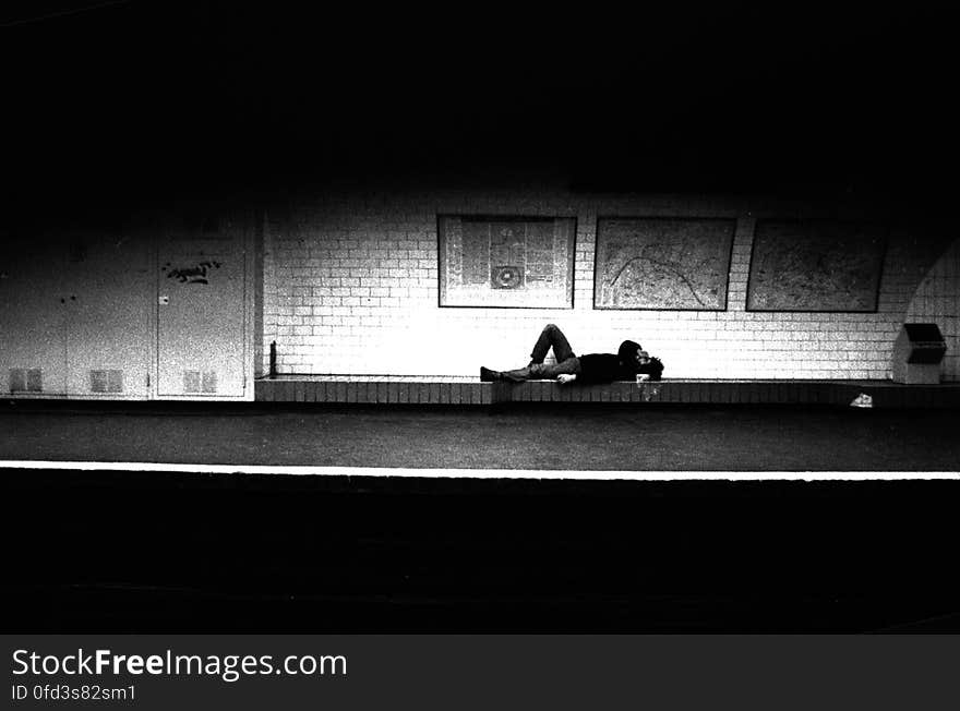 Paris intÃ©rieur mÃ©tro ces photos capturÃ©es Ã  la volÃ© sans viser sur nÃ©gatif argentique noir et blanc j&#x27;habitais alors en rÃ©gion parisienne. Paris intÃ©rieur mÃ©tro ces photos capturÃ©es Ã  la volÃ© sans viser sur nÃ©gatif argentique noir et blanc j&#x27;habitais alors en rÃ©gion parisienne