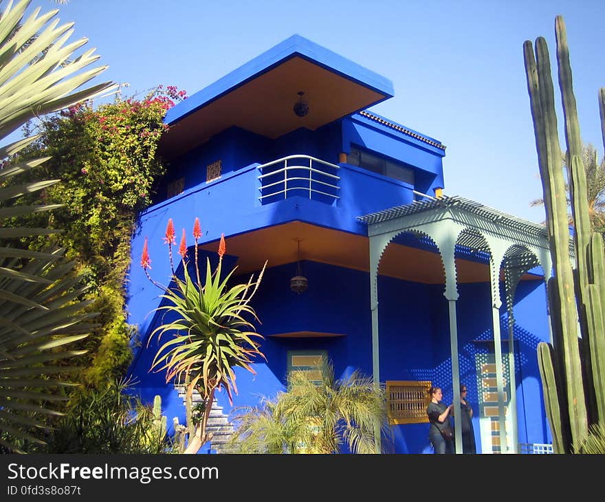 Le jardin Majorelle est un jardin botanique touristique inspiré de jardin islamique d&#x27;environ 300 espèces sur près d&#x27;un hectare à Marrakech au Maroc et un musée de la culture berbère. Il porte le nom de son fondateur, l&#x27;artiste peintre français Jacques Majorelle &#x28;1886-1962&#x29;, qui l&#x27;a créé en 1931. Acheté par Yves Saint Laurent et Pierre Bergé en 1980, il appartient à ce jour à la Fondation Pierre Bergé – Yves Saint Laurent et la maison est labellisée Maisons des Illustres depuis 2011. fr.wikipedia.org/wiki/Jardin_Majorelle This is a FREE photo! Yes, all the photos in my gallery are free! :&#x29; You can download it at full resolution &#x28;check the “all sizes” option&#x29; and do whatever you want with it: share it, adapt it and/or combine it with other material and distribute the resulting works. Please give photo credits to “Carlos ZGZ” and put a link to this page. I’ll be very happy to know that this photo has been useful to someone, so don’t hesitate to tell me about your use &#x28;and I will place here a link to it if you wish&#x29;! __ ¡Esta es una foto LIBRE! ¡Sí, todas las fotos de mi galería son libres! :&#x29; Puedes descargártela en plena resolución &#x28;usa la opción “all sizes”&#x29; y hacer lo que quieras con ella: compartirla tal cual, modificarla a tu gusto y/o combinarla con otro material y distribuir el resultado. Por favor, si utilizas esta foto dale el crédito a “Carlos ZGZ” y coloca un enlace a esta página Me hace mucha ilusión saber que una de mis fotos le ha servido a alguien. Así que si es tu caso, ¡no dudes en decírmelo! &#x28;y si quieres, pondré un enlace a tu proyecto aquí&#x29;.