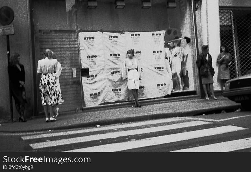 ces photos capturÃ©es Ã  la volÃ© sans viser sur nÃ©gatif argentique noir et blanc j&#x27;habitais alors en rÃ©gion parisienne. ces photos capturÃ©es Ã  la volÃ© sans viser sur nÃ©gatif argentique noir et blanc j&#x27;habitais alors en rÃ©gion parisienne