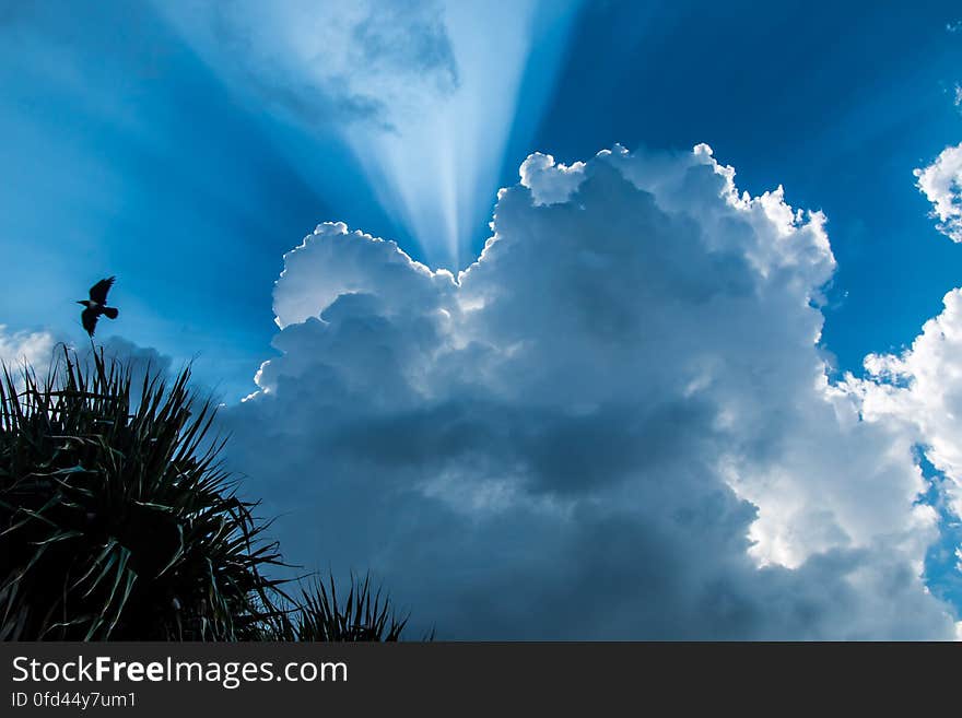 Caché derrière les nuages