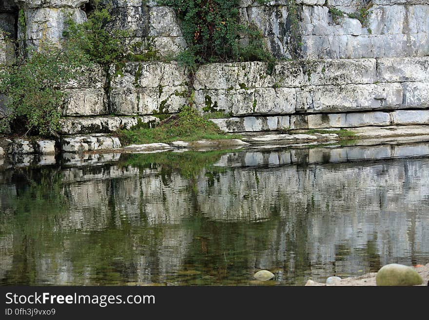 Lignes de roches et miroir de La Beaume en Ardèche.