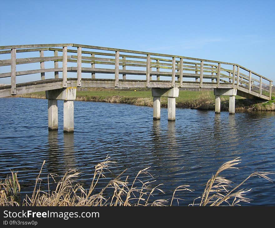 Modern, wooden footbridge along Bankrasweg &#x28;name of road&#x29;, Amstelveen, the Netherlands.