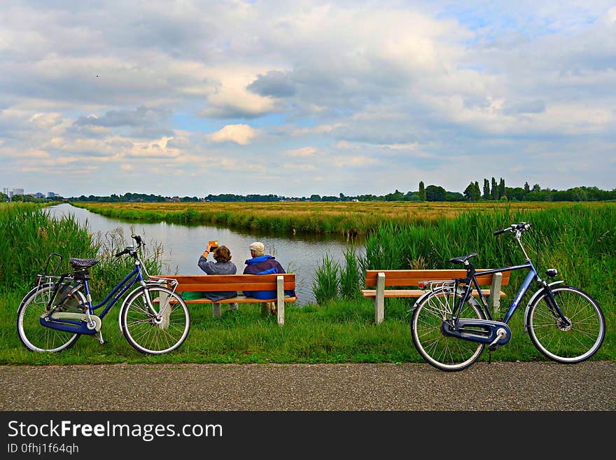 PUBLIC DOMAIN DEDICATION - Pixabay - digionbew 9. 19-06-16 Couple on bench at waterway LOW RES DSC01188