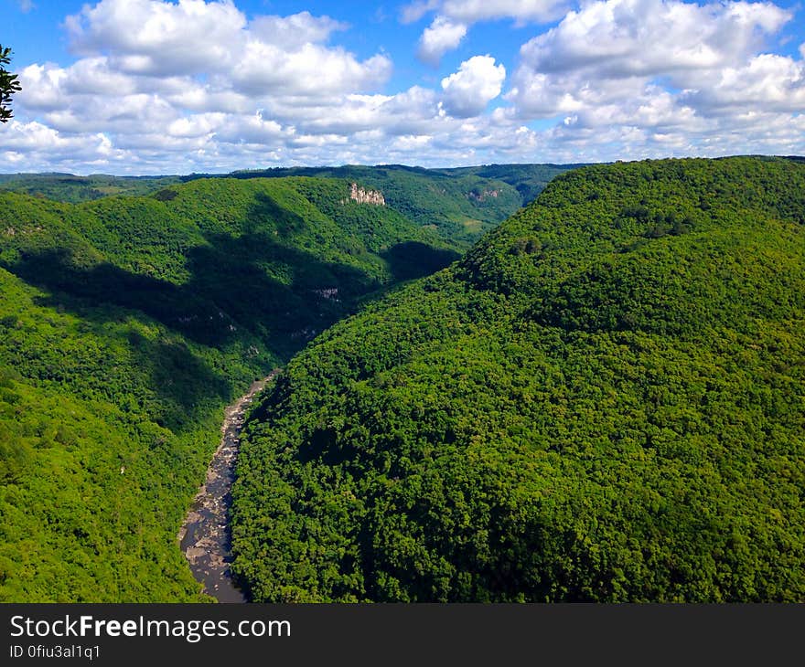 Outra vista do mirante do Parque da Ferradura, em Canela, RS. É possível visualizar o Rio Cai. Outra vista do mirante do Parque da Ferradura, em Canela, RS. É possível visualizar o Rio Cai.