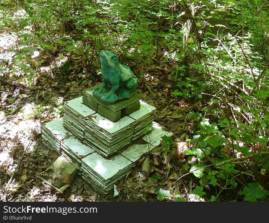 Plant, Sculpture, Vegetation, Statue, Grass, Shrub