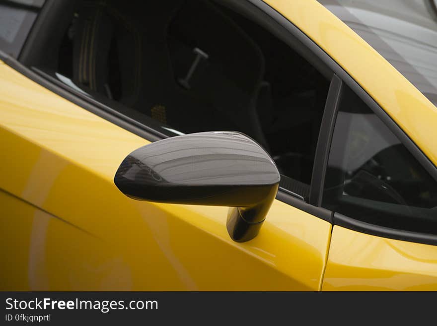 Photo of fender mirror with a fiber-reinforced housing on the Superleggera version of Gallardo.