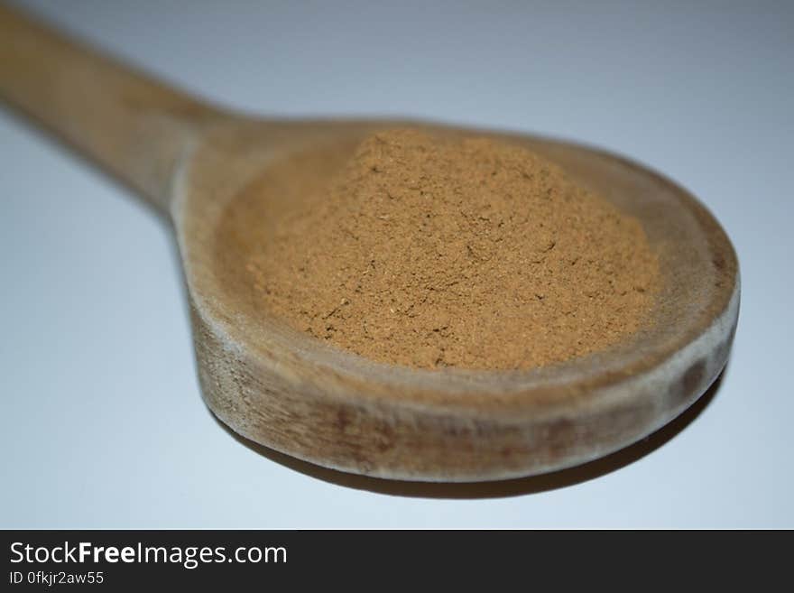 cinnamon-powder-in-wooden-spoon