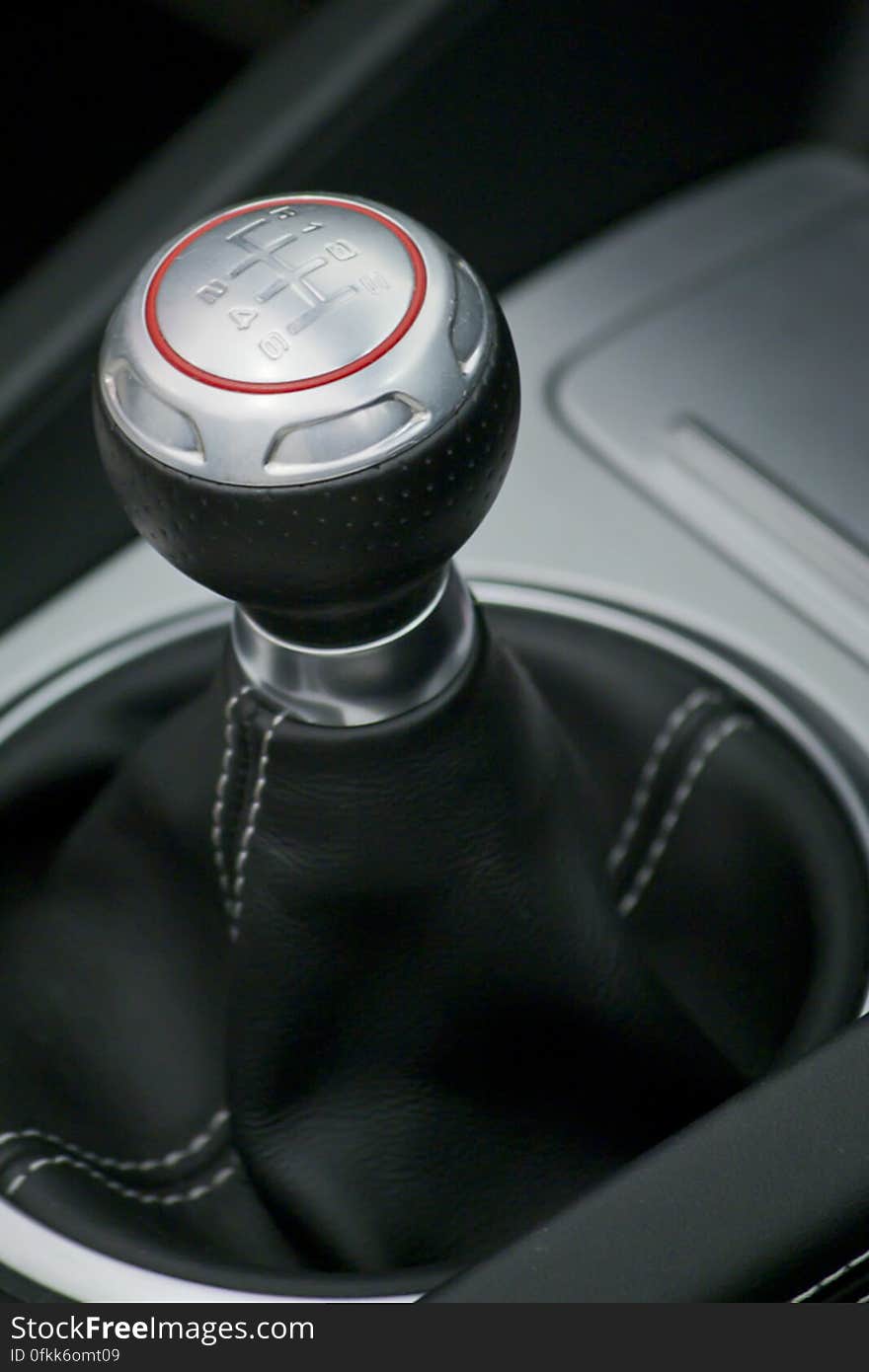 Gear stick displaying a shift pattern typical for a six-speed transmission.