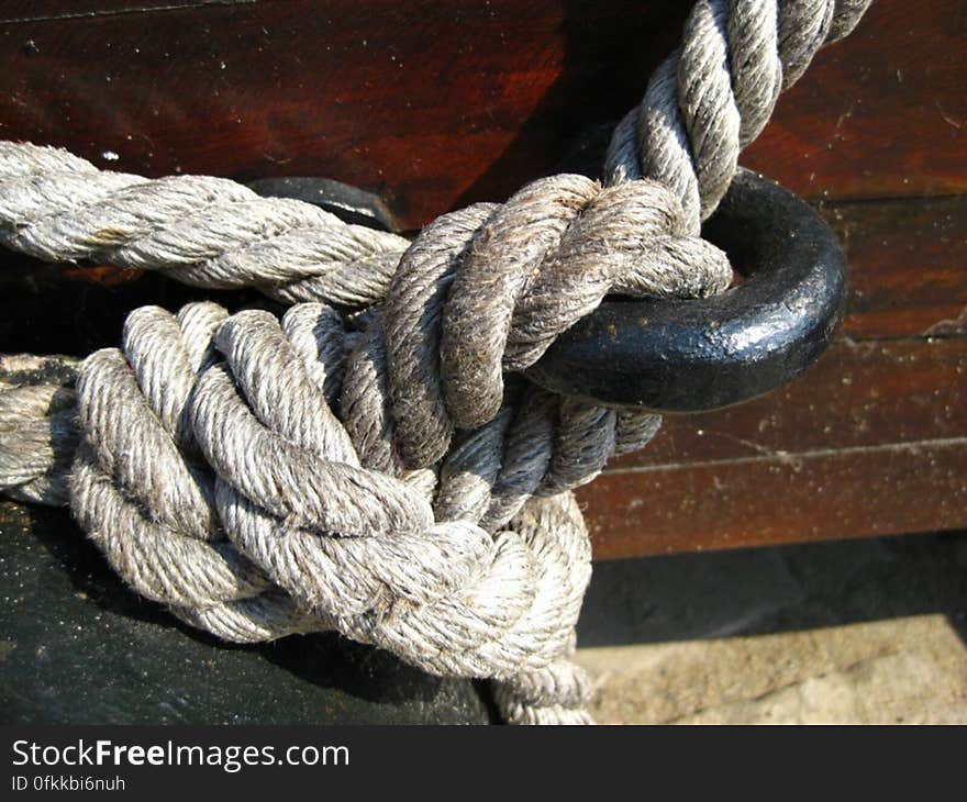 manila-rope-node-on-iron-ring