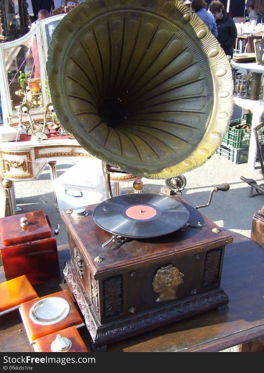 old-gramophone-an-antique-market