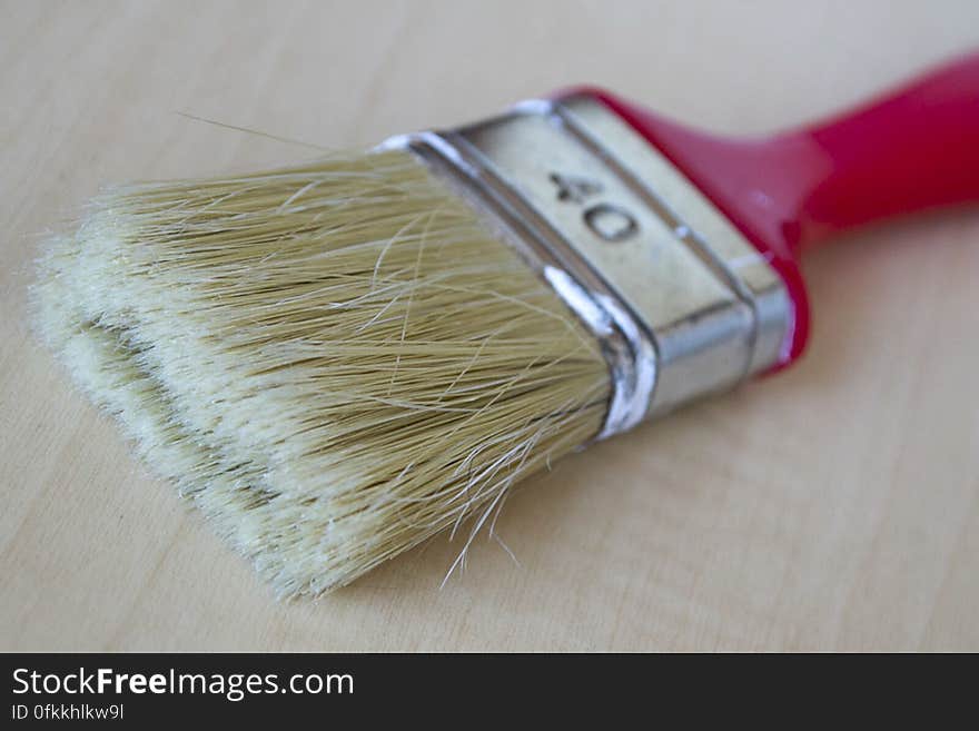 Paint brush with synthetic bristles that can be used for water-based or oil-based paints. Paint brush with synthetic bristles that can be used for water-based or oil-based paints.