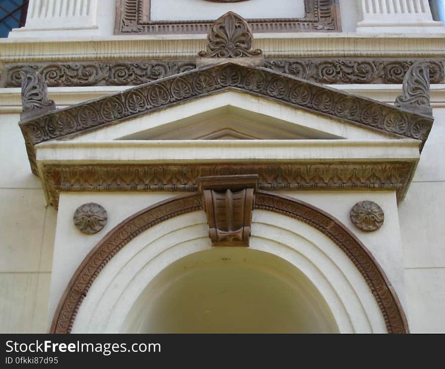 pediment-above-museum-entrance