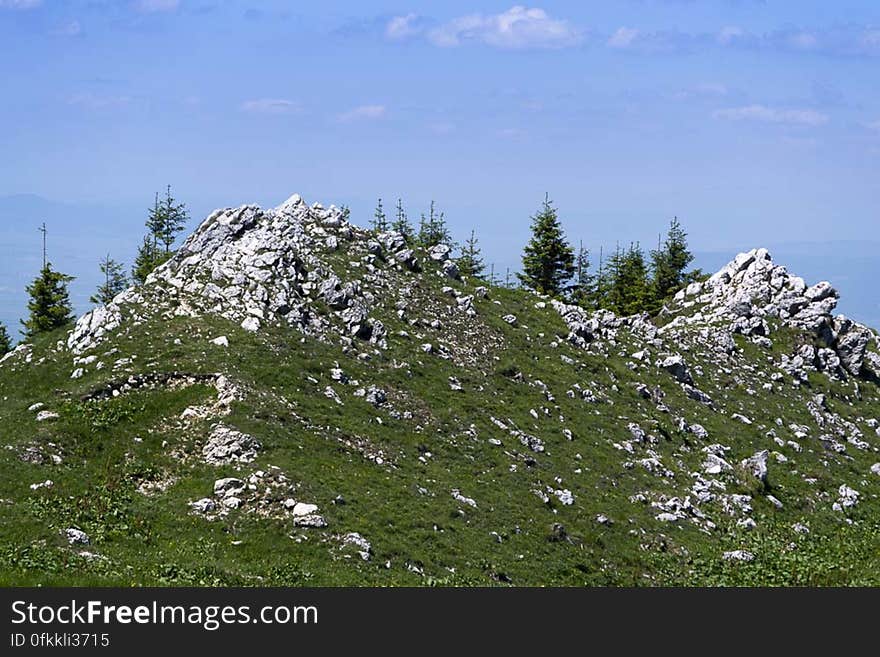 Mountain peaks at 5900 feet. Mountain peaks at 5900 feet