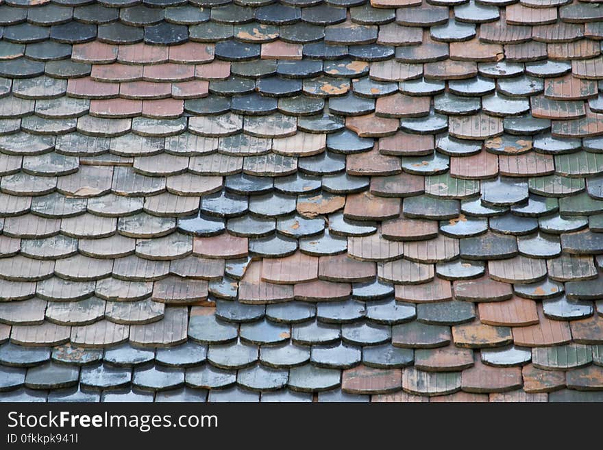 Image of a roof covering built of individual overlapping elements. Fixed by nails, they are almost waterproof and thus resistant to frost damage.