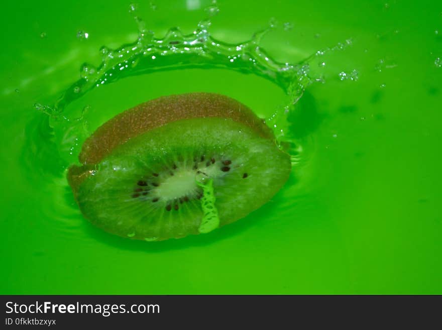 slice-of-kiwi-hitting-water