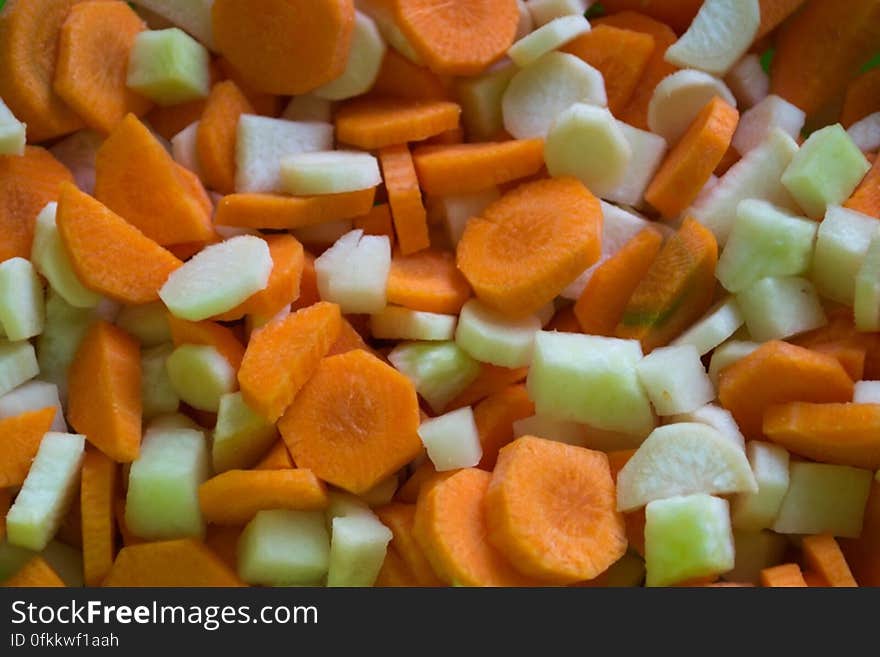 sliced-carrots-parsley-and-kohlrabi