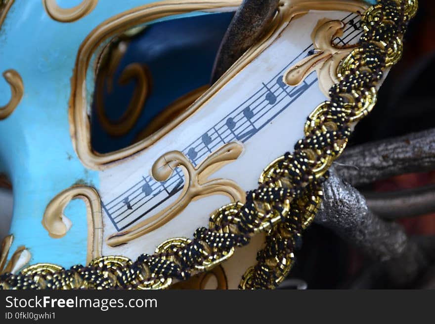 venetian-mask-decorated-with-music-scale