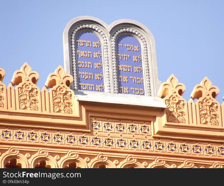 the-commandments-tablets-over-synagogue-entrance