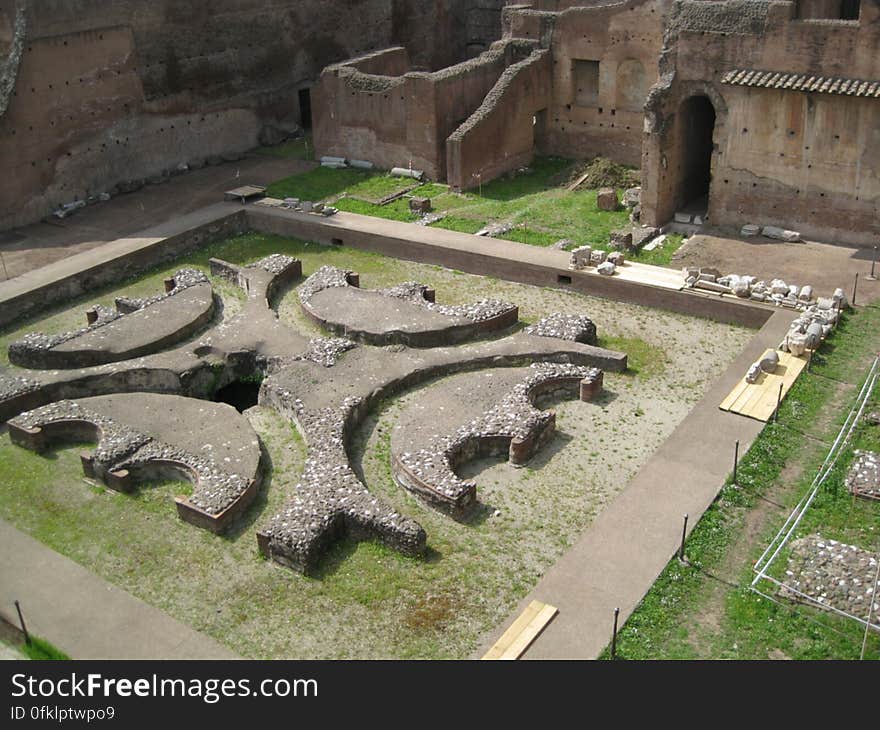 ancient-fountain-on-the-palatine-hill