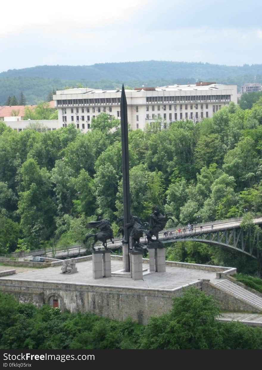 asen-monument-and-stambolov-bridge