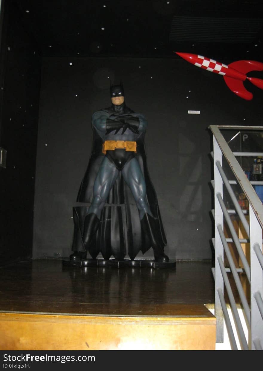 batman-full-size-figurine