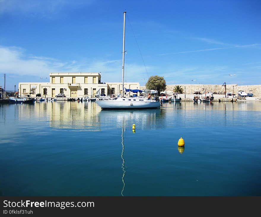 bouy-and-mast-reflection-in-the-sea