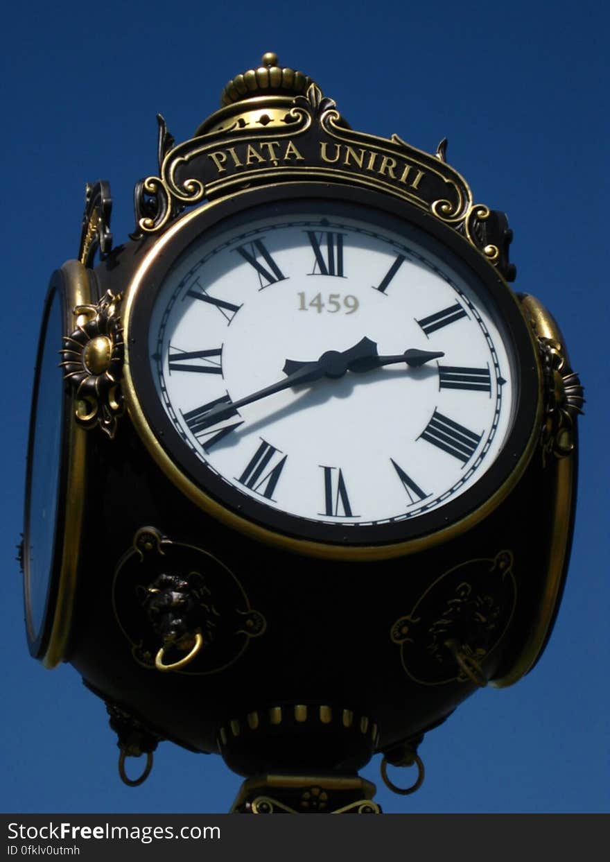 clock-in-piata-unirii-square