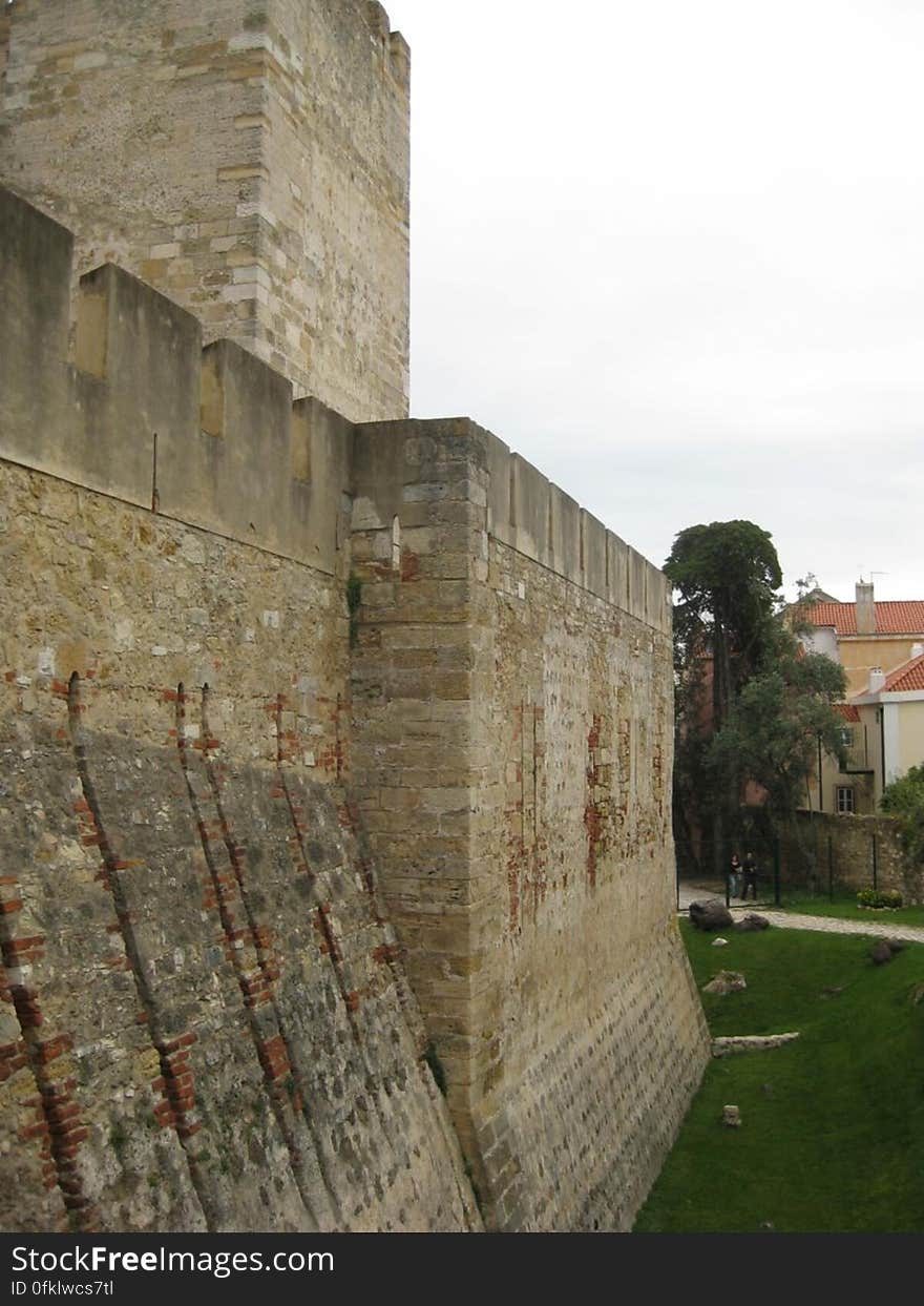 defense-walls-of-sao-jorge-castle