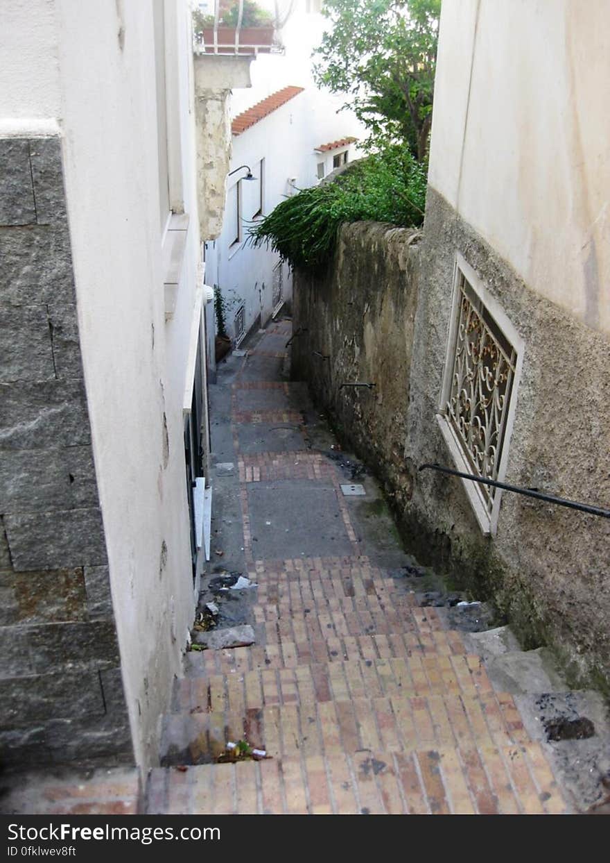 Narrow steps