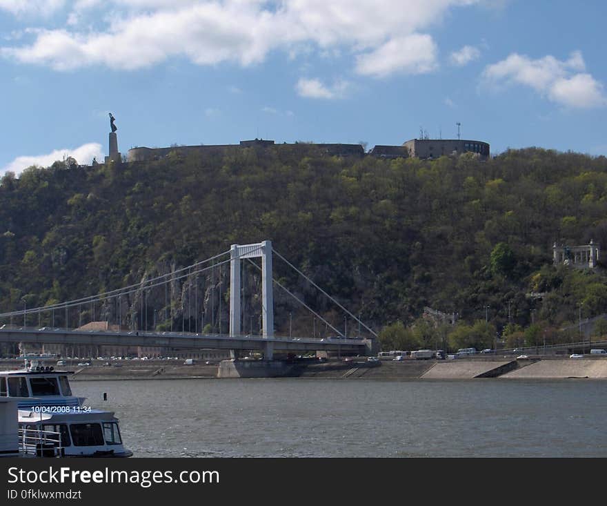 elisabeth-bridge-and-gellert-hill