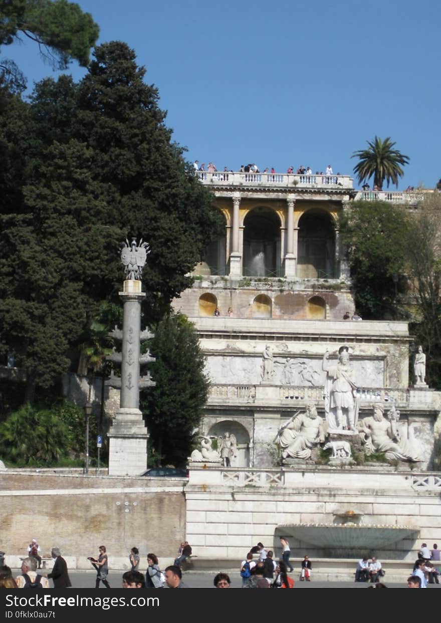 dea-roma-statue-in-front-of-pincio-hill