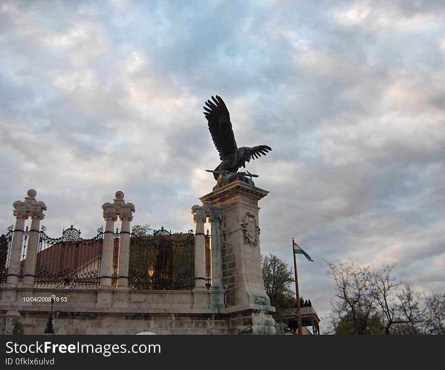 eagle-statue-turul-at-royal-palace