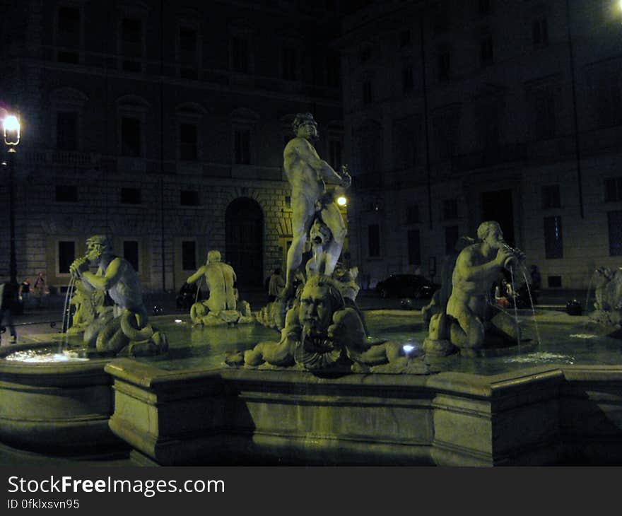 fontana-del-moro-at-night