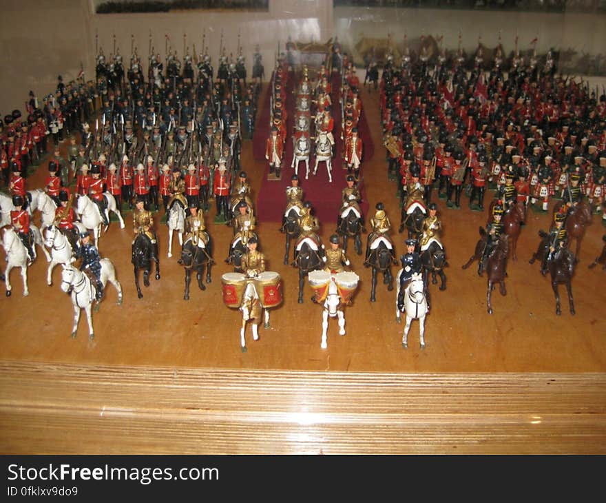 figurine-army-marching