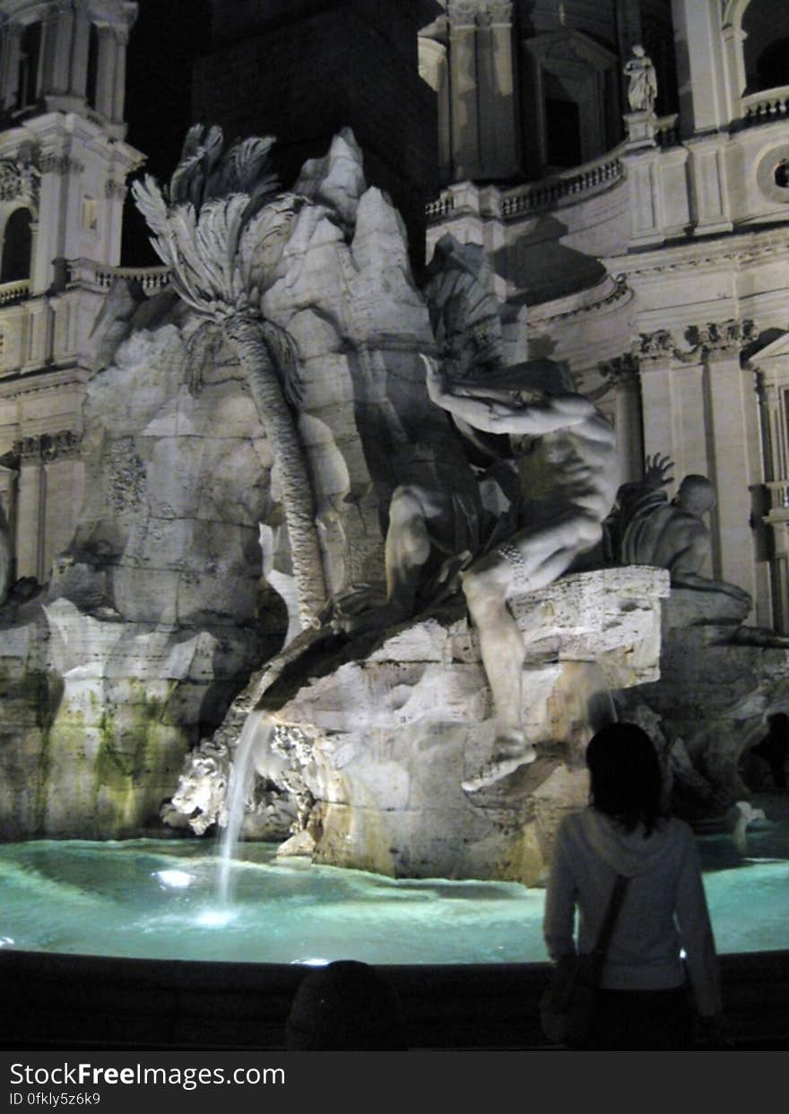 fontana-dei-quattro-fiumi-at-night