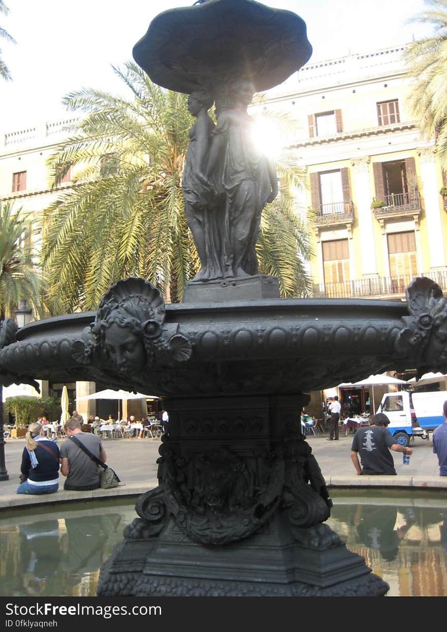 fountain-in-placa-reial