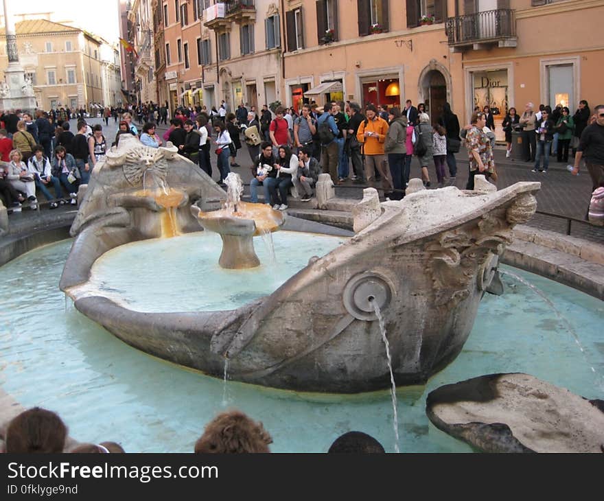 fontana-della-barcaccia-in-piazza-di-spagna