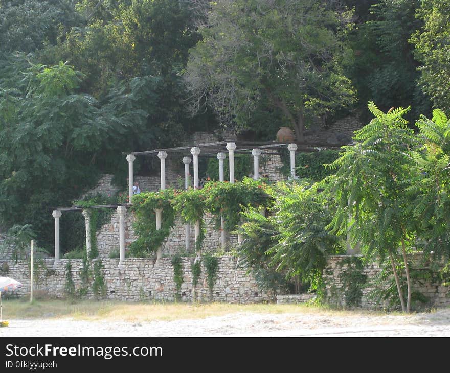 garden-pillars-facing-beach