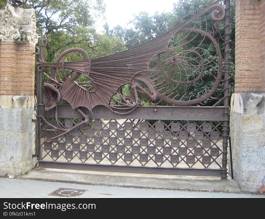 gaudi-iron-dragon-on-gate