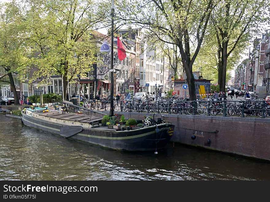 The only houseboat museum in the world situated in the fancy Jordaan district of Amsterdam was converted from a barge to an authentic house on water.