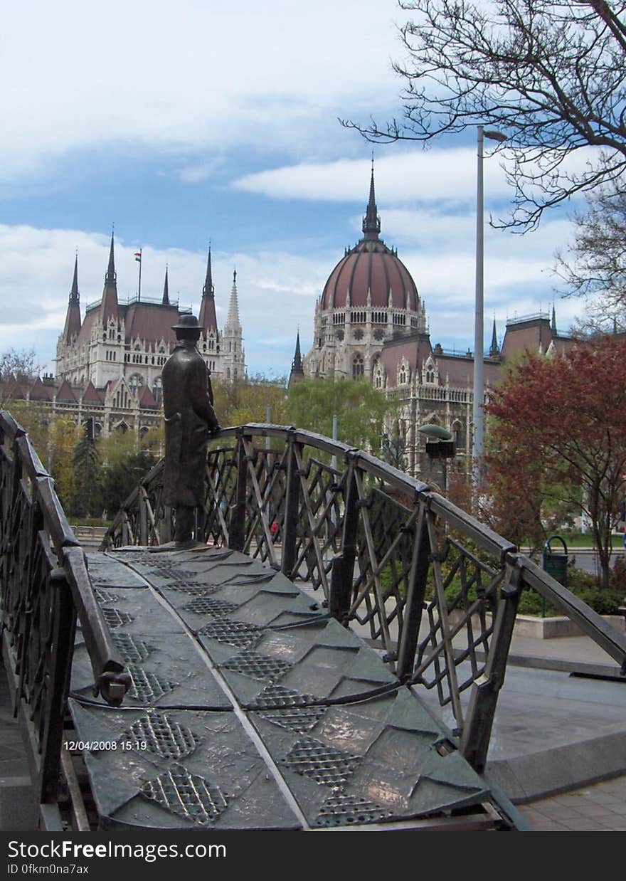 imre-nagy-man-on-the-bridge-memorial