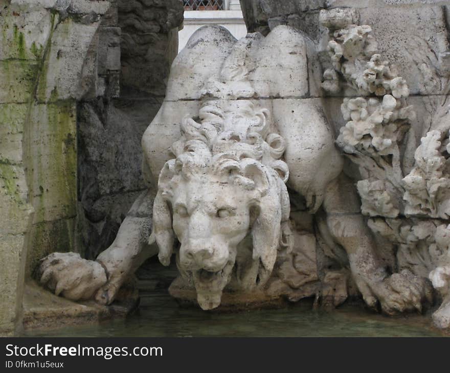 lion-in-fontana-dei-quatro-fiumi