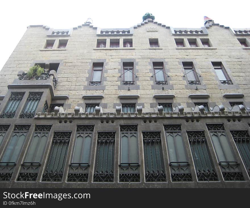 palau-guell-facade