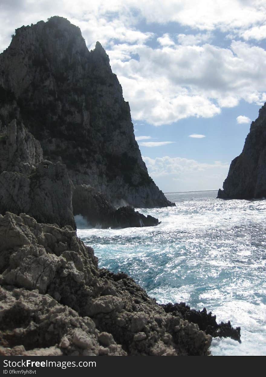 Rocky coastline defeating waves