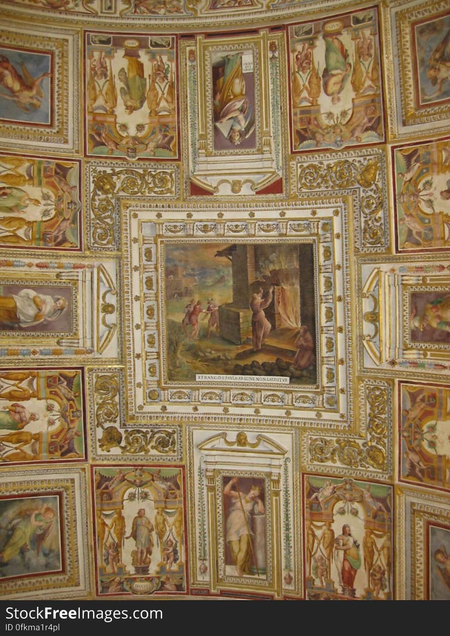 rich-decorated-ceiling