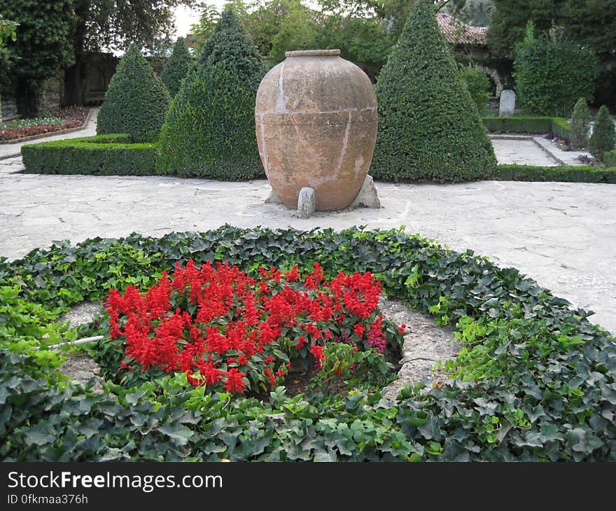 round-flower-bed-and-amphora