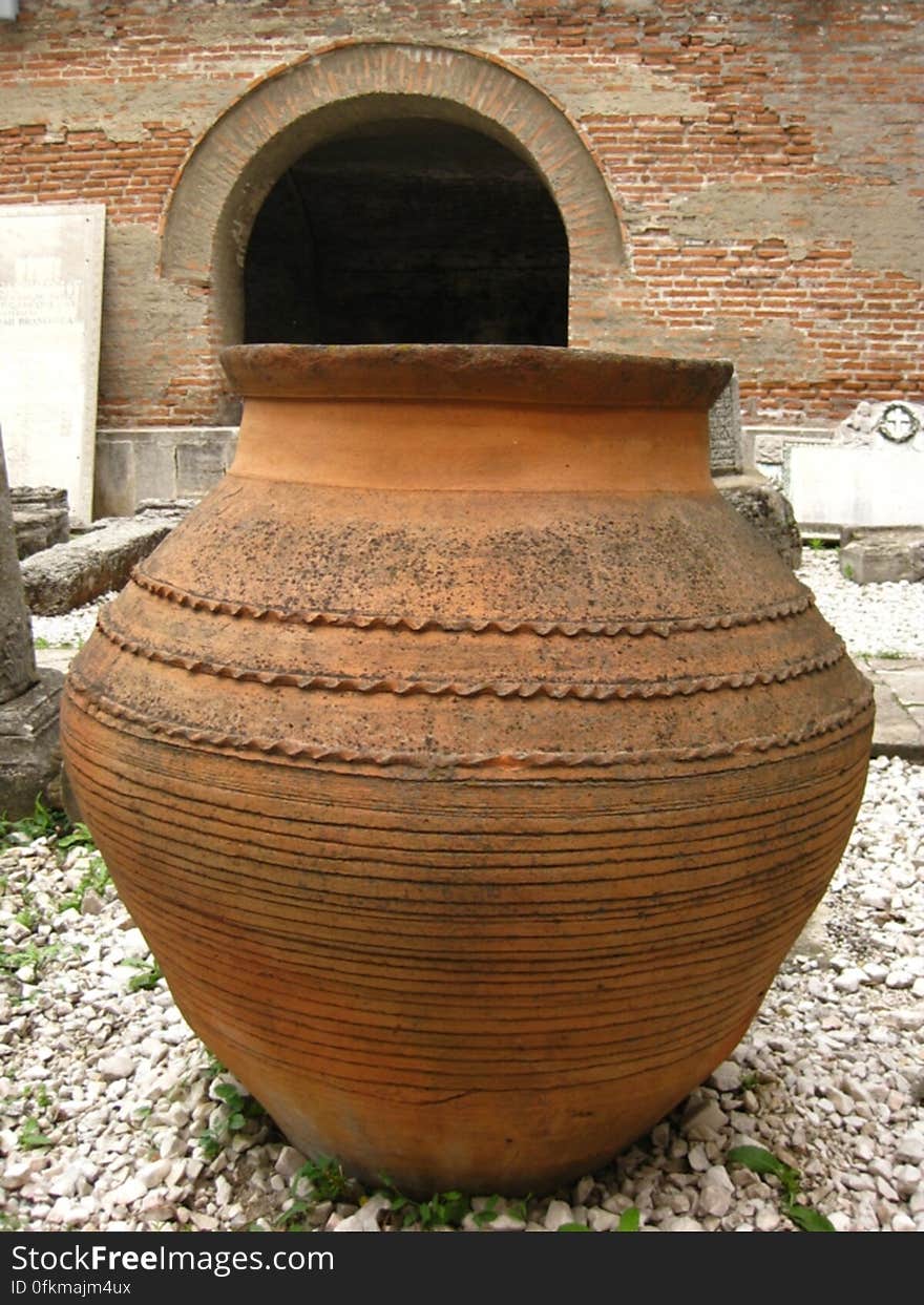 royal-court-amphora